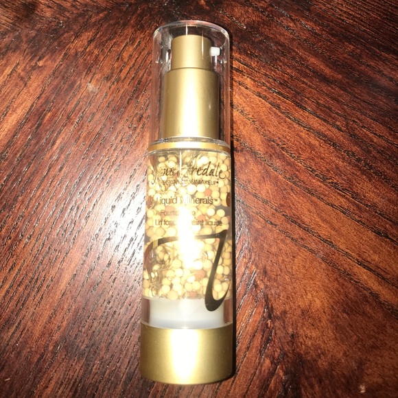 Makeup - Foundation - Picture 3 of 3